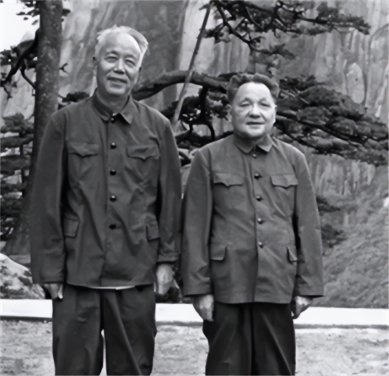 2002年万里到深圳莲花山，望见*小平邓**雕像，寒风中深深鞠了三个躬