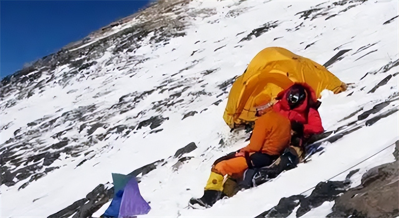 夫妻登顶骆驼峰坠崖身亡,夫妻登珠峰妻子不幸倒下