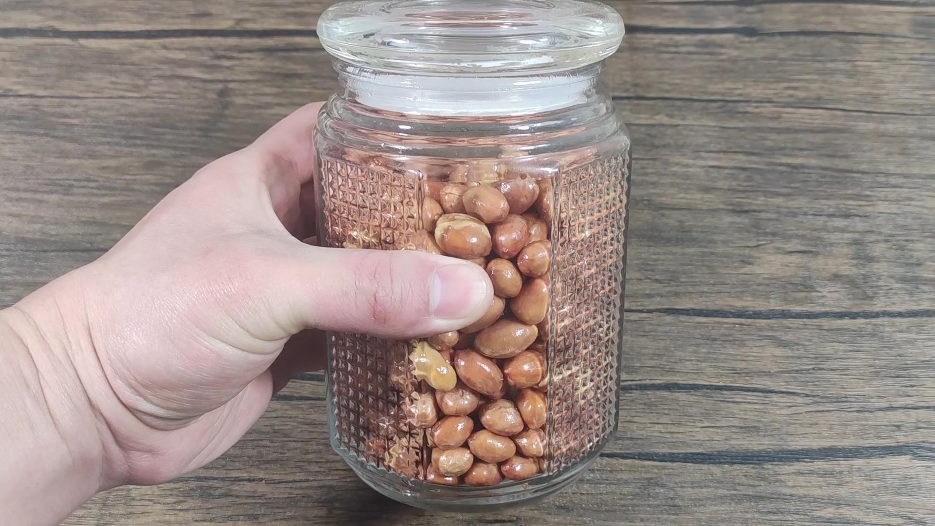 油炸花生米怎么放保持长久的酥脆,油炸花生米要不要泡一下