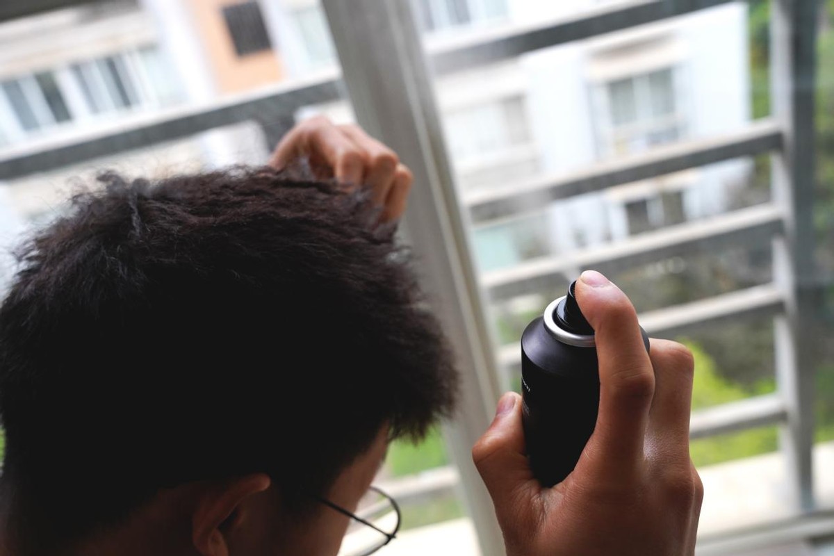 发蜡凝固了怎么处理干净头发,发质干枯毛躁去理发店怎么改善