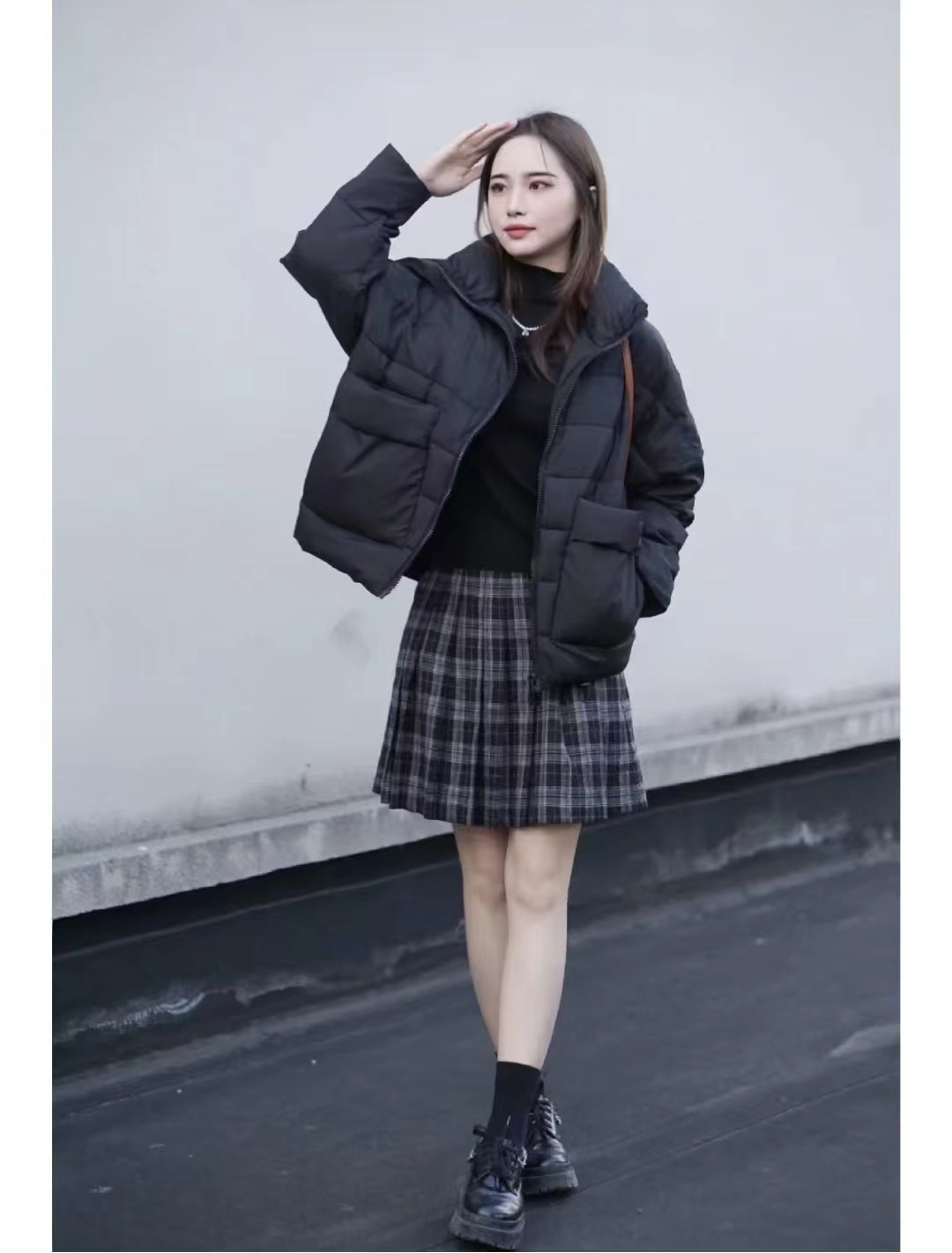 浅蓝色羽绒服怎样搭配黑色半身裙,短款白色羽绒服的最佳搭配半身裙