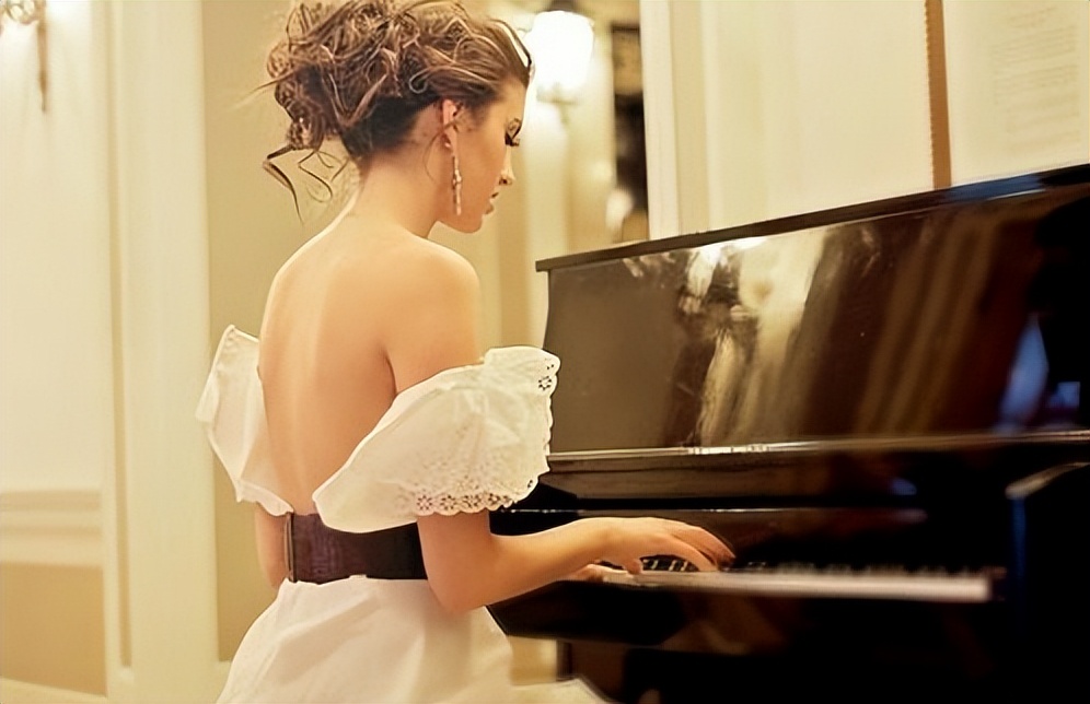 钢琴即兴伴奏在音乐教学中的作用,钢琴即兴伴奏公开课教学设计