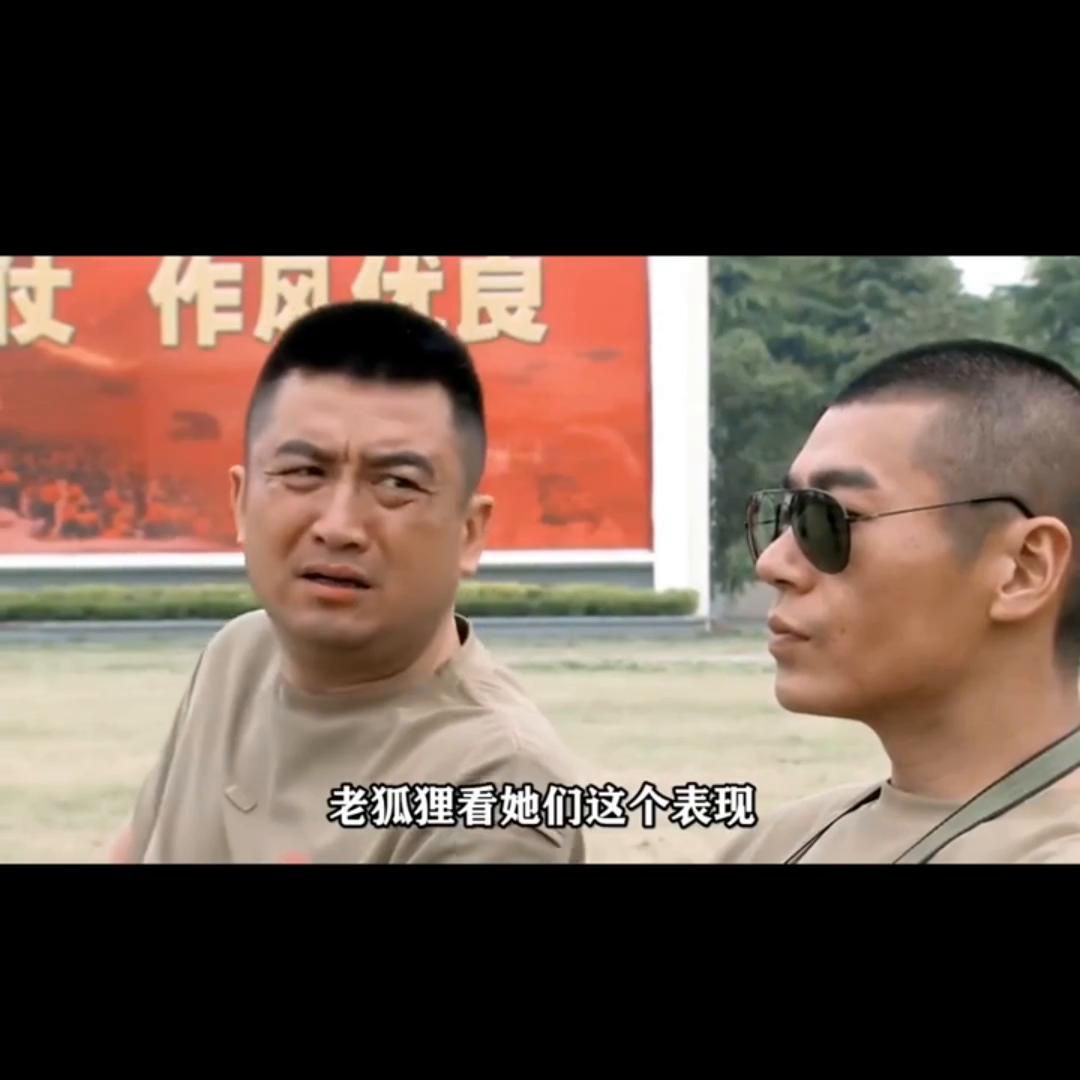 男兵女兵踢足球,女兵戴防毒面具踢球是哪一集