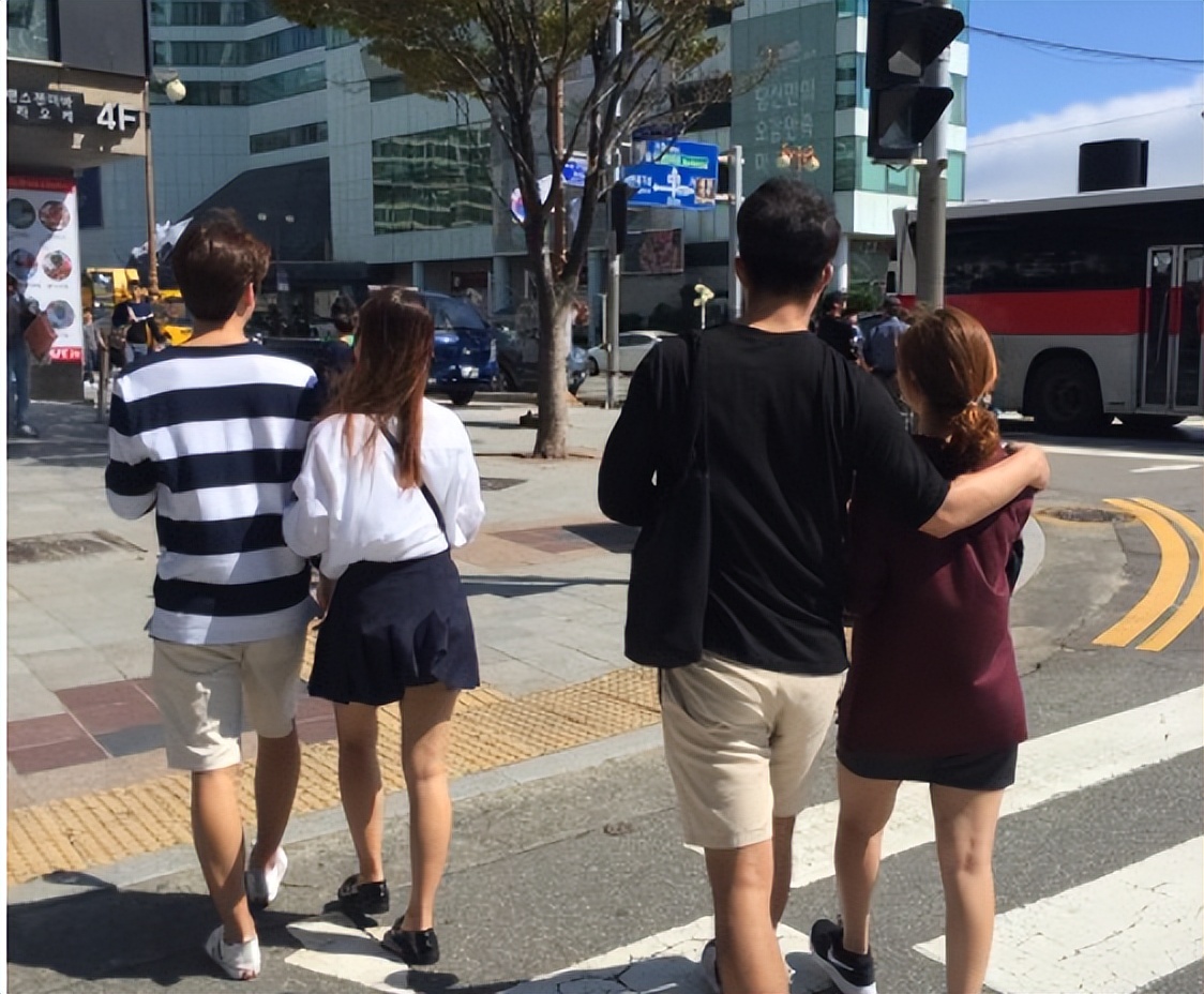 20岁小伙与35岁二婚女相亲,25岁小伙相亲