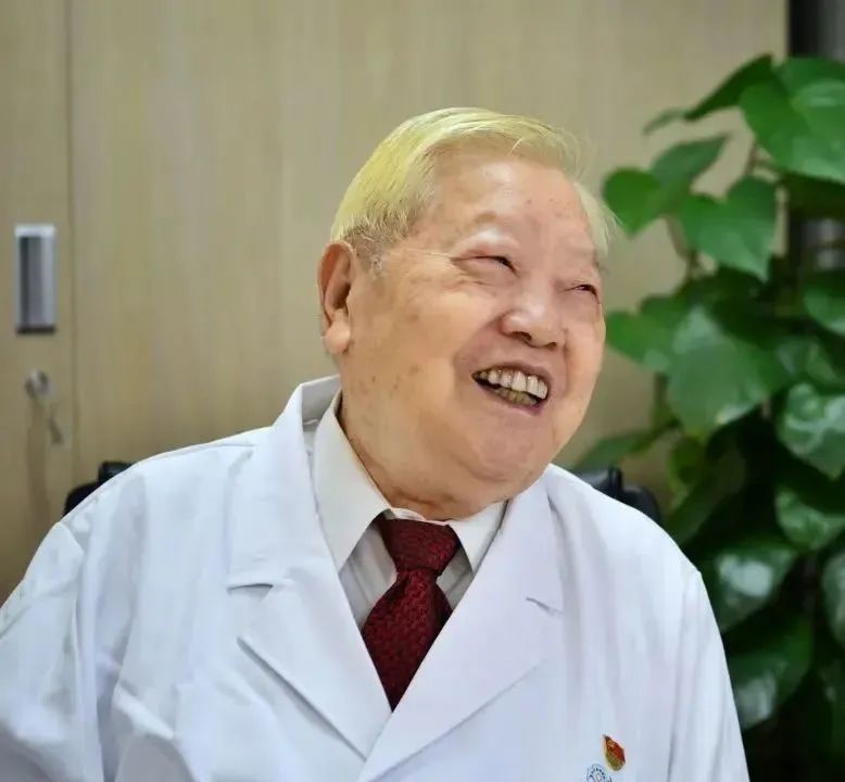 中国医师节致敬生命的守护者,中国医师节公益献礼