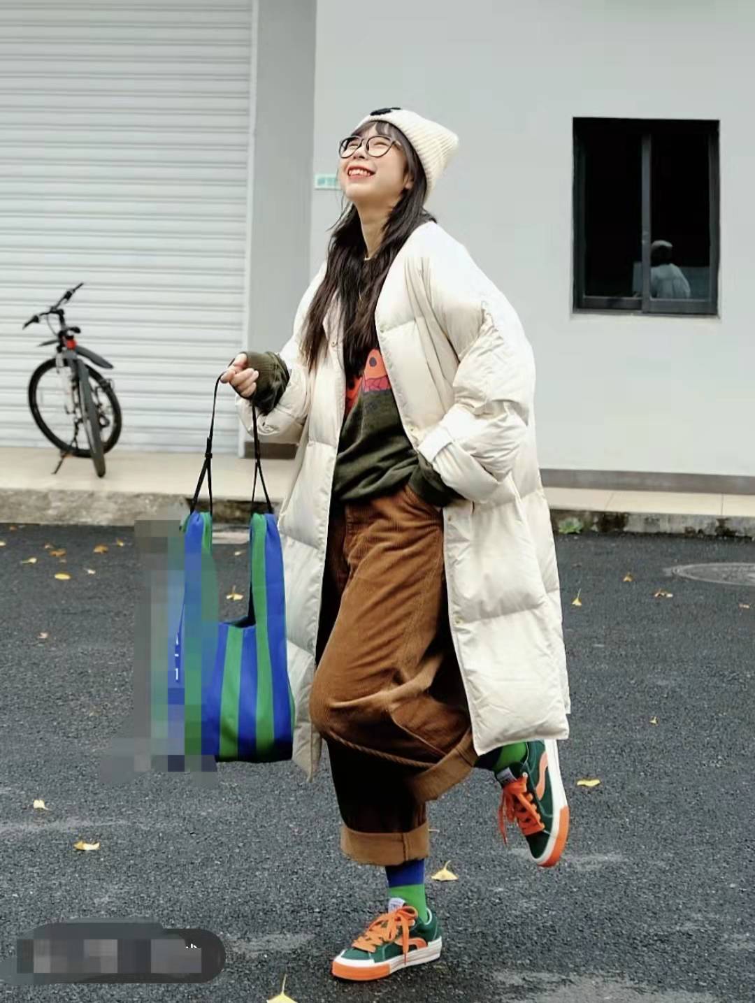 灯芯绒裤子松紧裤配什么上衣,咖色灯芯绒的裤子配什么上衣