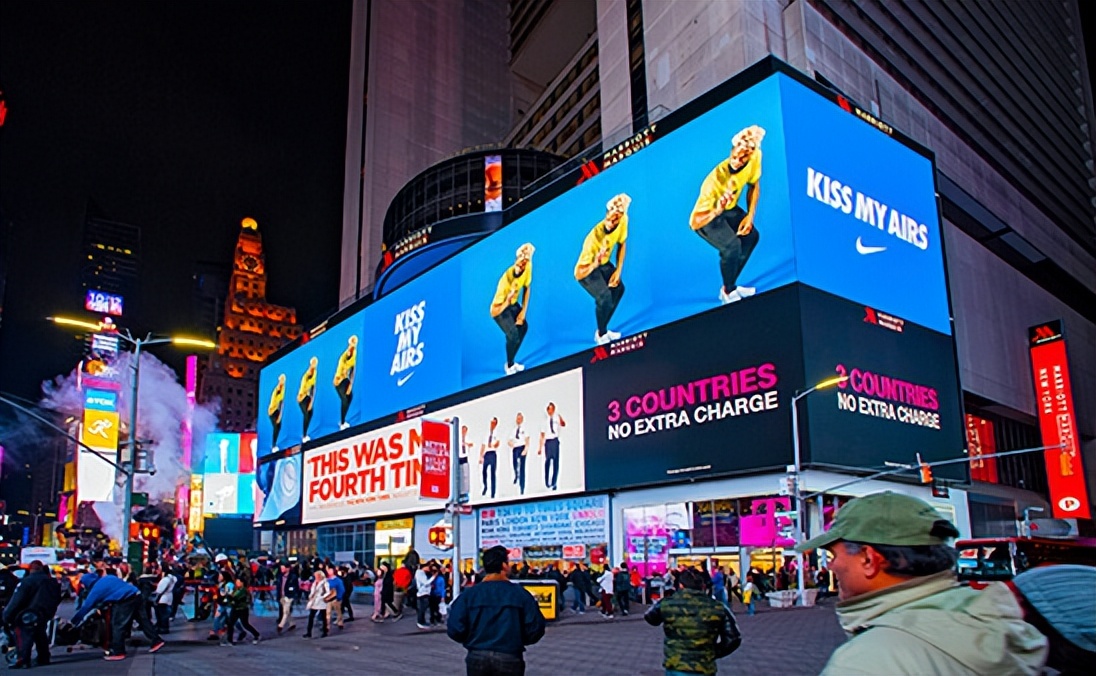 40美金买下时代广场电子屏幕15秒，男子竟放了自己面包吃播？