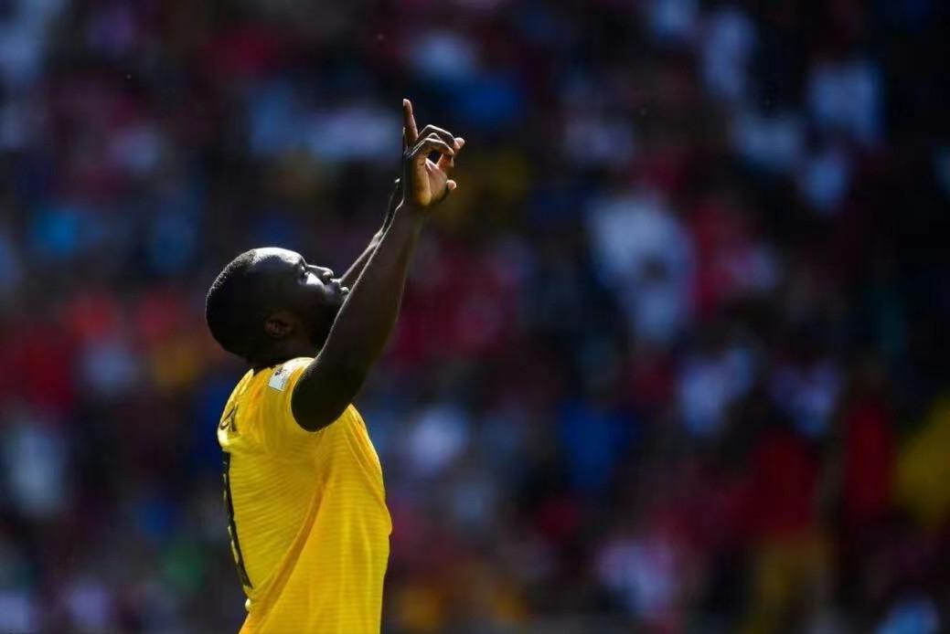 足球！让我们现在都认识了这个曾经食不果腹的男孩