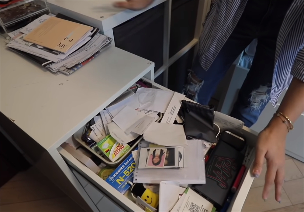 实拍香港一家4口住1000尺蜗居,香港一家六口蜗居真实生活