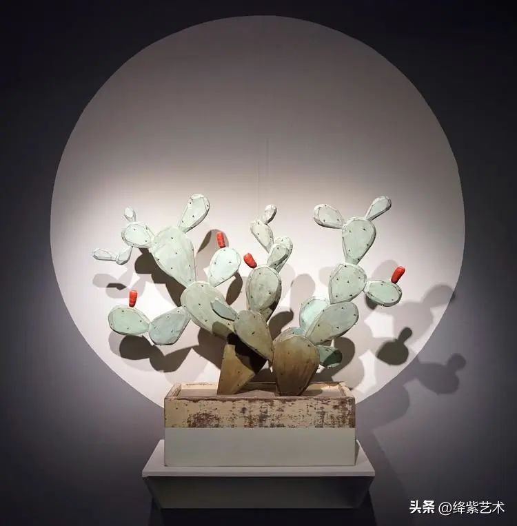 雕塑家制作雕塑的过程,他用木头做出了大象