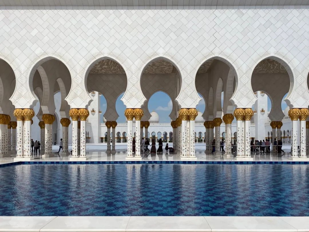 沙漠之城迪拜简介,迪拜天空之城下雨打雷了吗