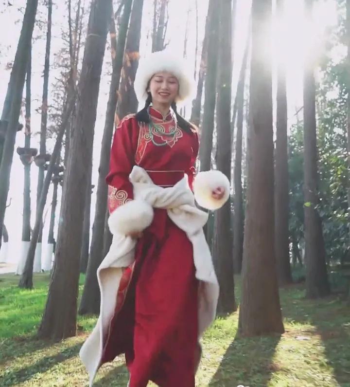 五十六个民族服饰合集满族,五十六个民族服饰视频