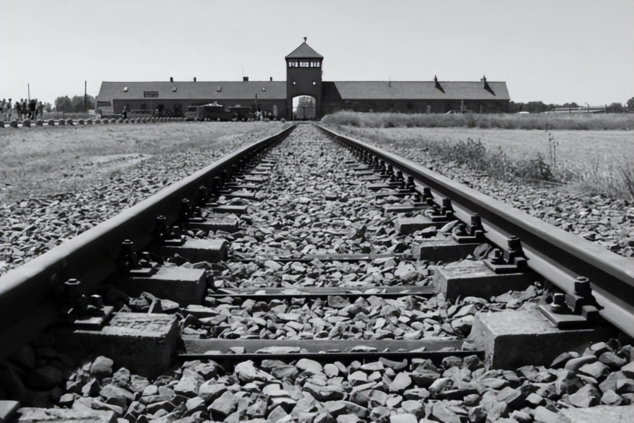 纳粹集中营的女性，都如何解决月经问题？