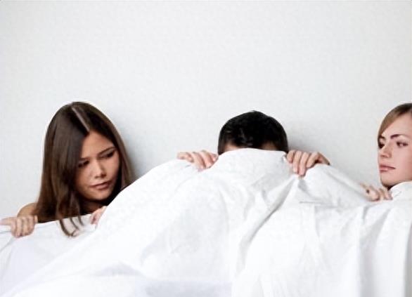 女子偷情在家中被发现半裸，他跳窗逃走，很多男士伸出了援助之手