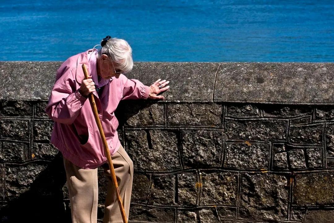 如何照顾骨质疏松老人,中老年人怎样保护骨骼营养健康