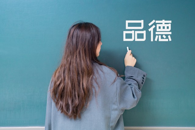 大爷挥动马扎砸倒男子后续,男子挑衅老人被暴揍