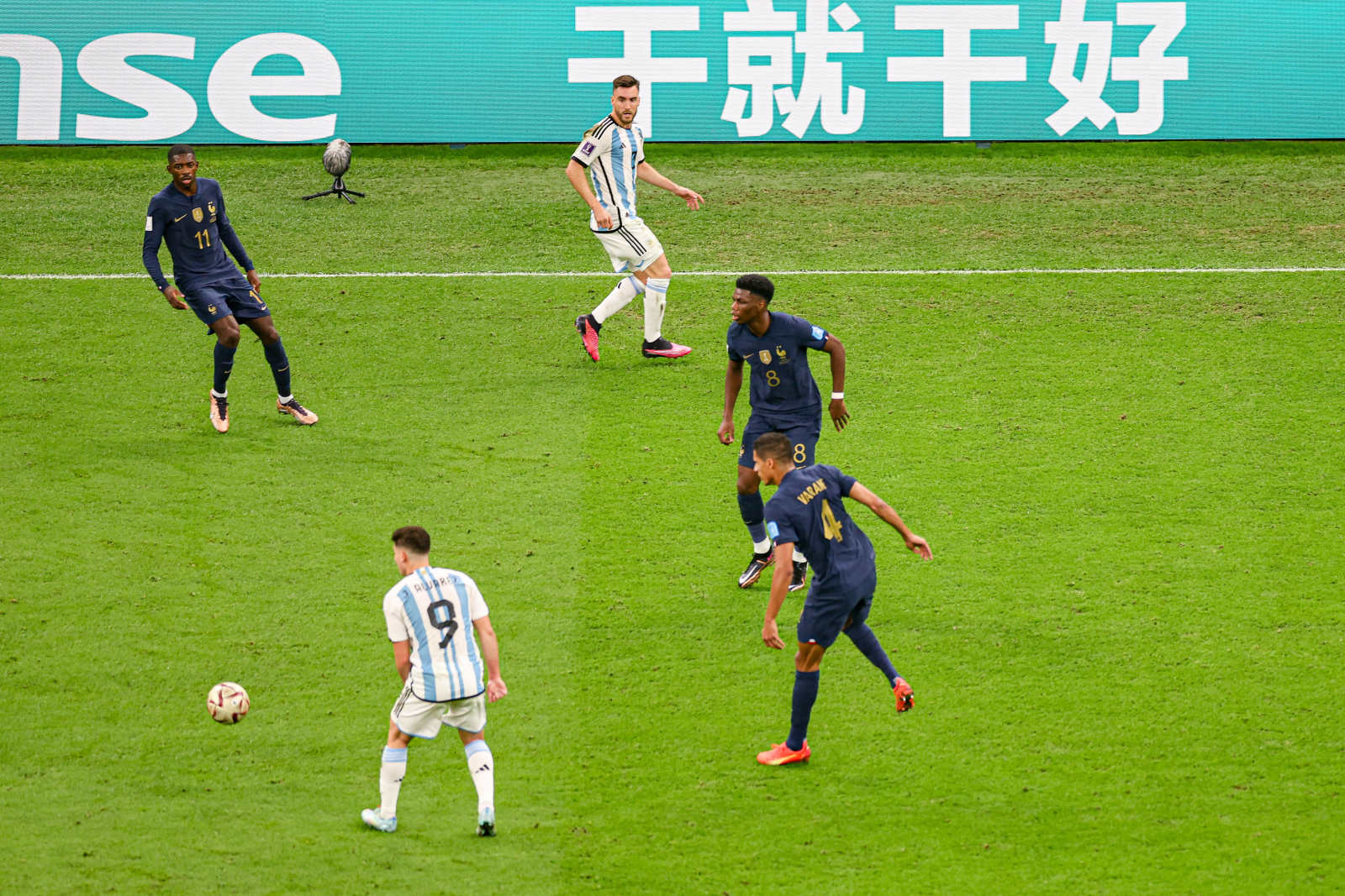 姆巴佩首个世界杯决赛帽子戏法,姆巴佩8球加冕金靴