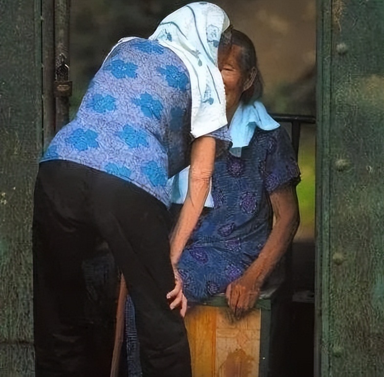 69岁的她，被29岁的年轻男子性侵，警察究竟会怎么处理？