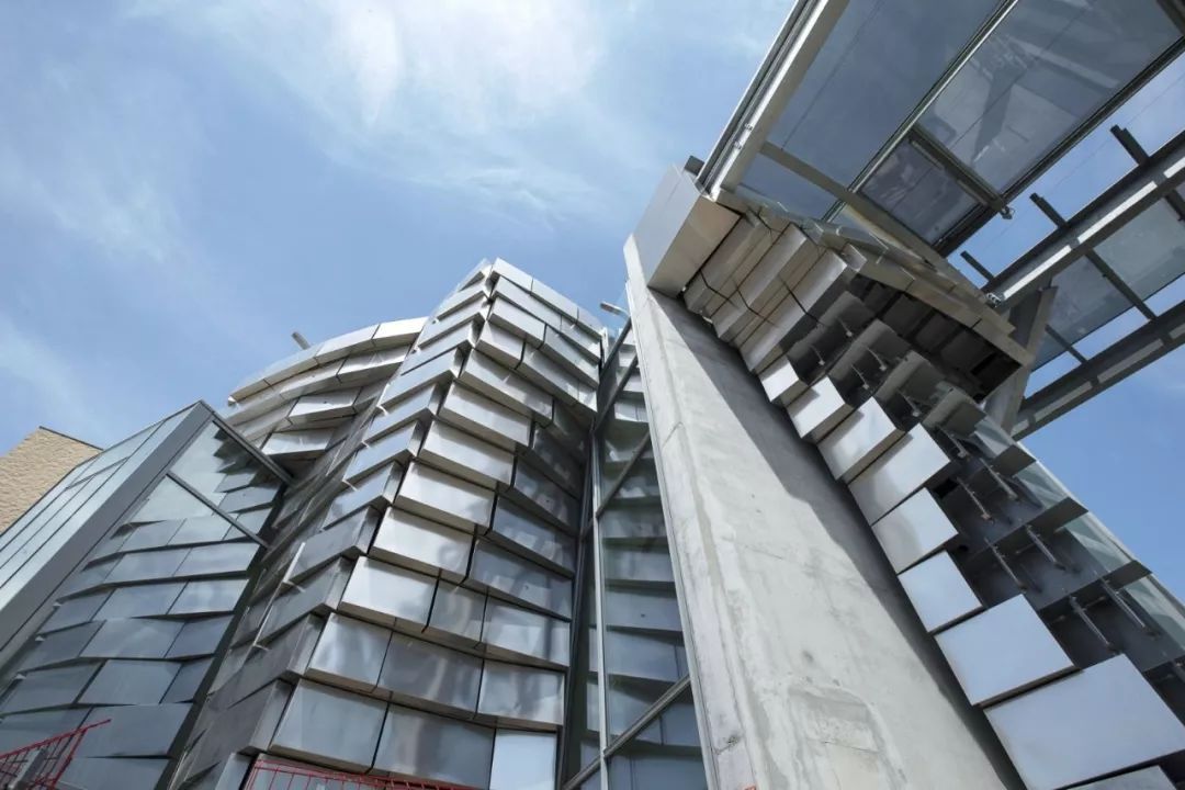 解构主义弗兰克盖里,美国建筑师弗兰克盖里的建筑风格