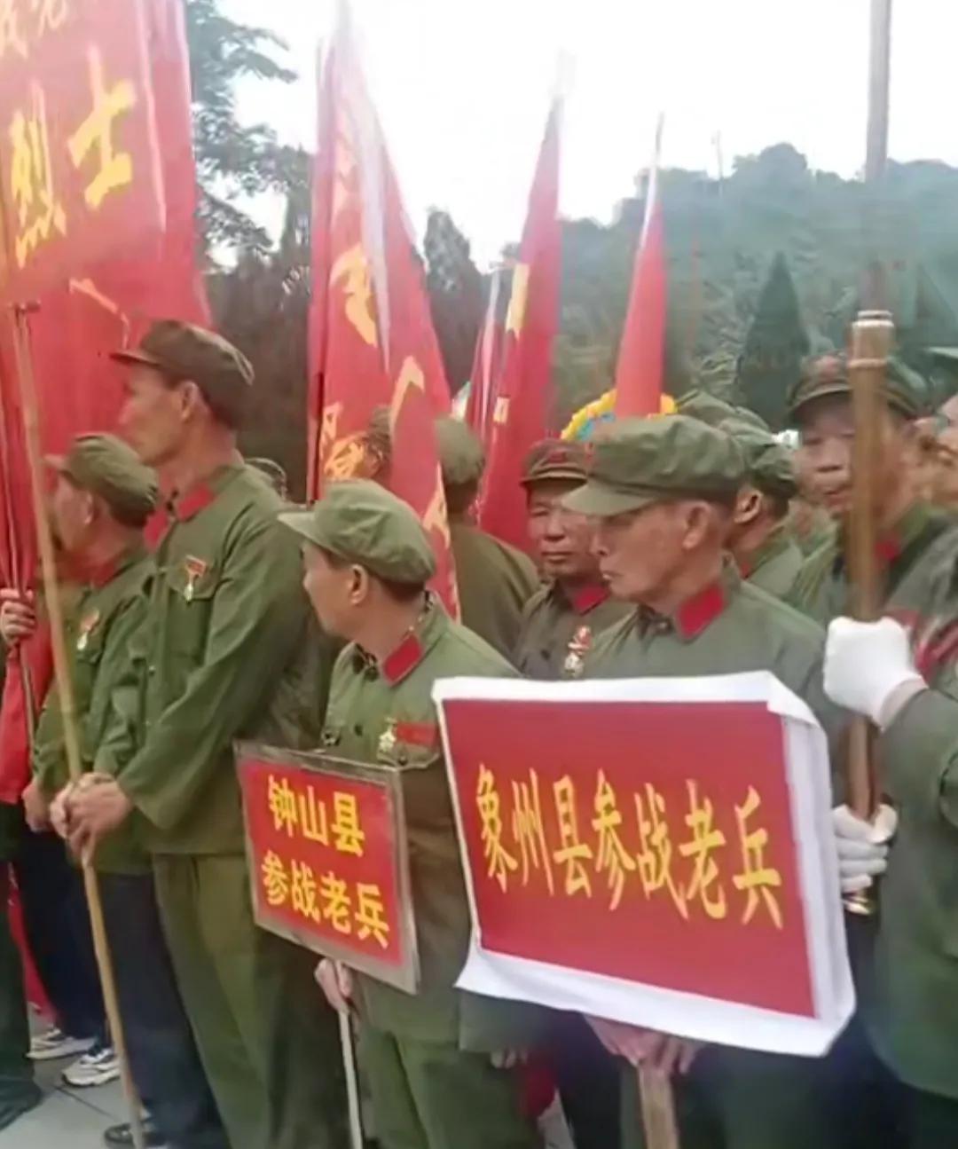 清明节参战老兵南疆祭扫战友视频,老兵们为死难战友扫墓纪念