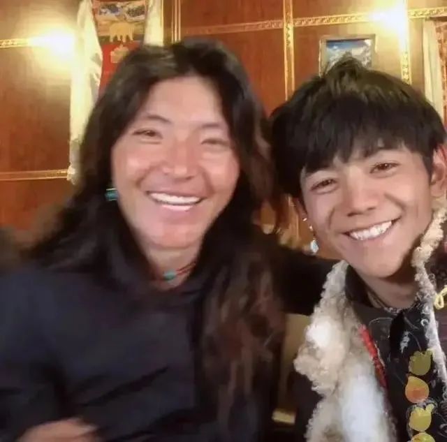 舅舅睡了丁真粉丝？当地村民集体谎称单身撩妹？这个瓜越吃越离谱