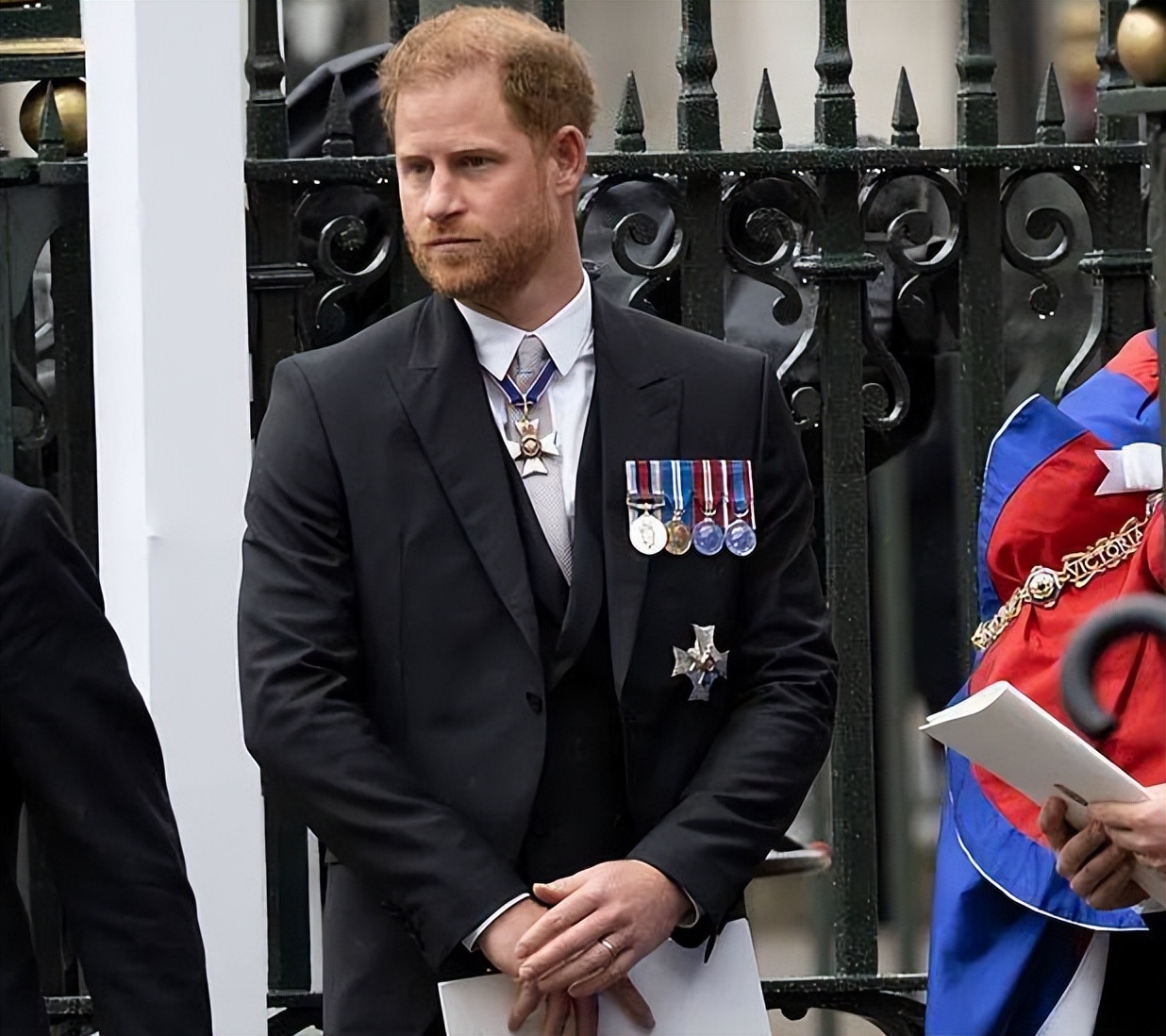 查尔斯登基卡米拉封后，凯特戴上珍珠泪出镜，以此致敬英伦玫瑰