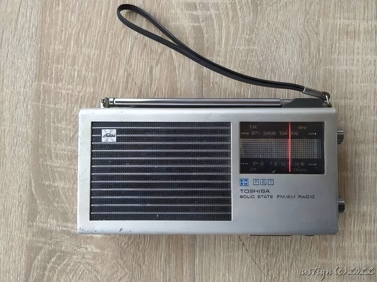 接收空*警袭**报频率|战火下乌克兰火腿对比了60年代和现代收音机