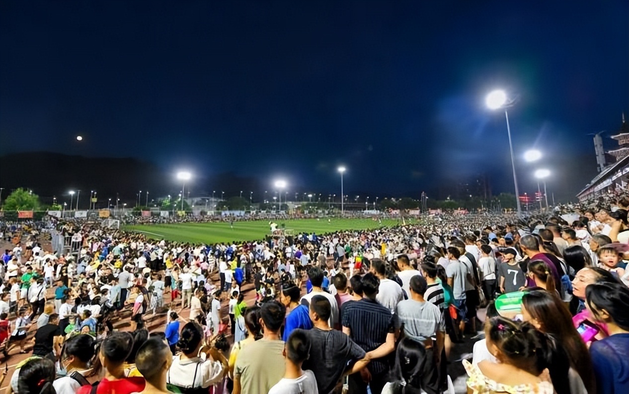 贵州村超爆火引热议,贵州村超爆火引发热议