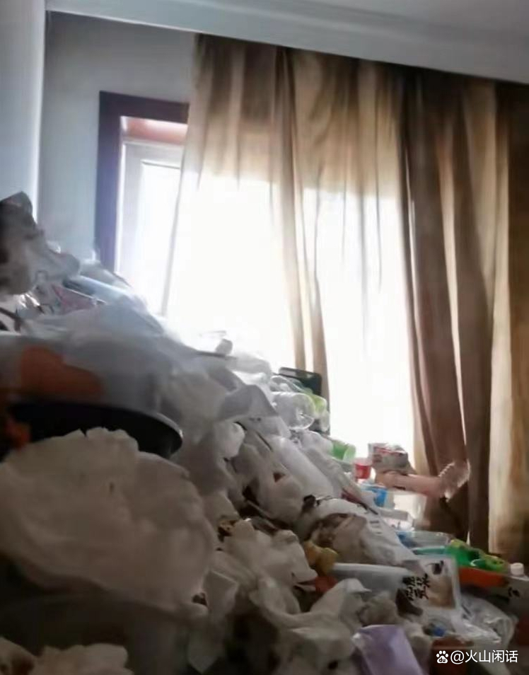 女孩蜗居在堆满垃圾的屋里,女孩租房屋内垃圾成堆还在睡觉