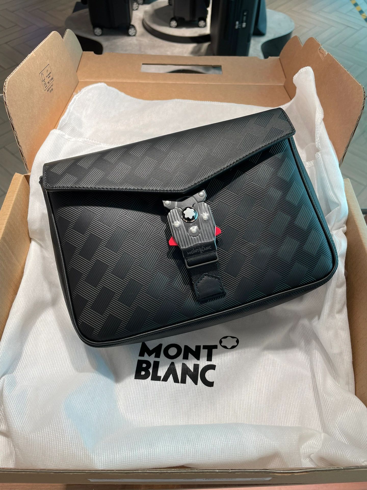 万宝龙公文包与prada档次,montblanc万宝龙公文包