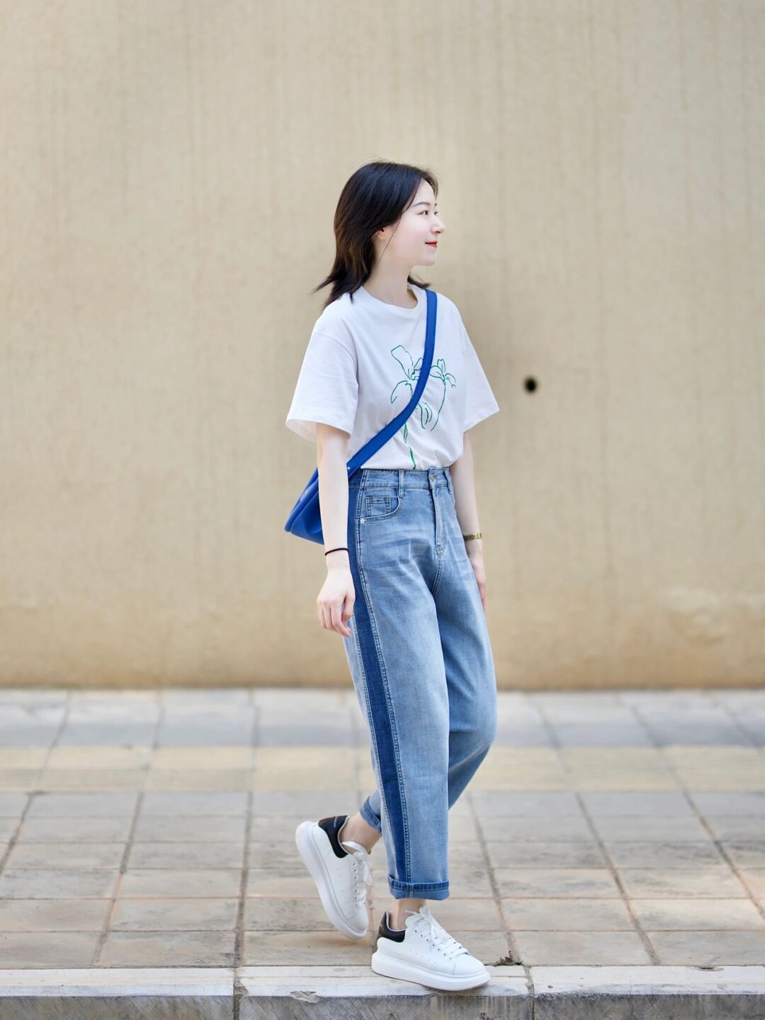 搭配春季牛仔裤的上衣推荐,初春阔腿牛仔裤配什么上衣好看
