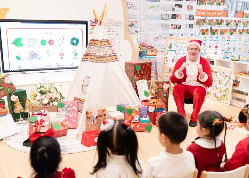 哇！这些学校的圣诞节也太“卷”了！圣诞老人、无人机都来了