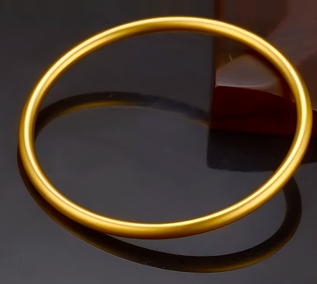 黄金手镯算上加工费多少钱一克,2022年黄金手镯多少钱一克