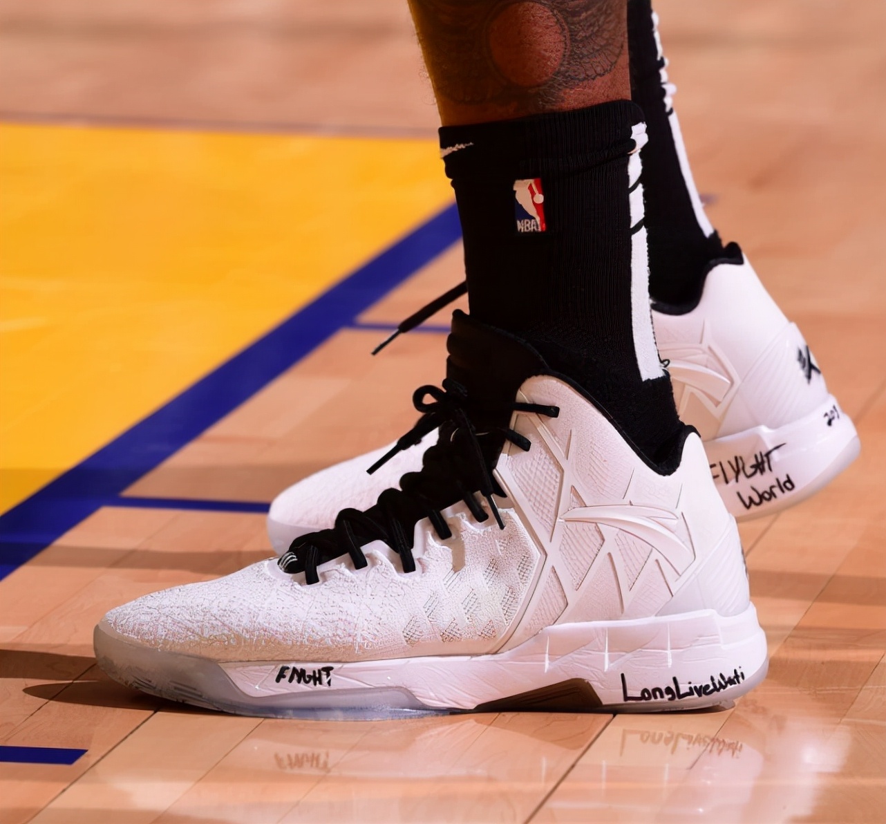 安踏最新签名球鞋,安踏轻狂男篮球鞋