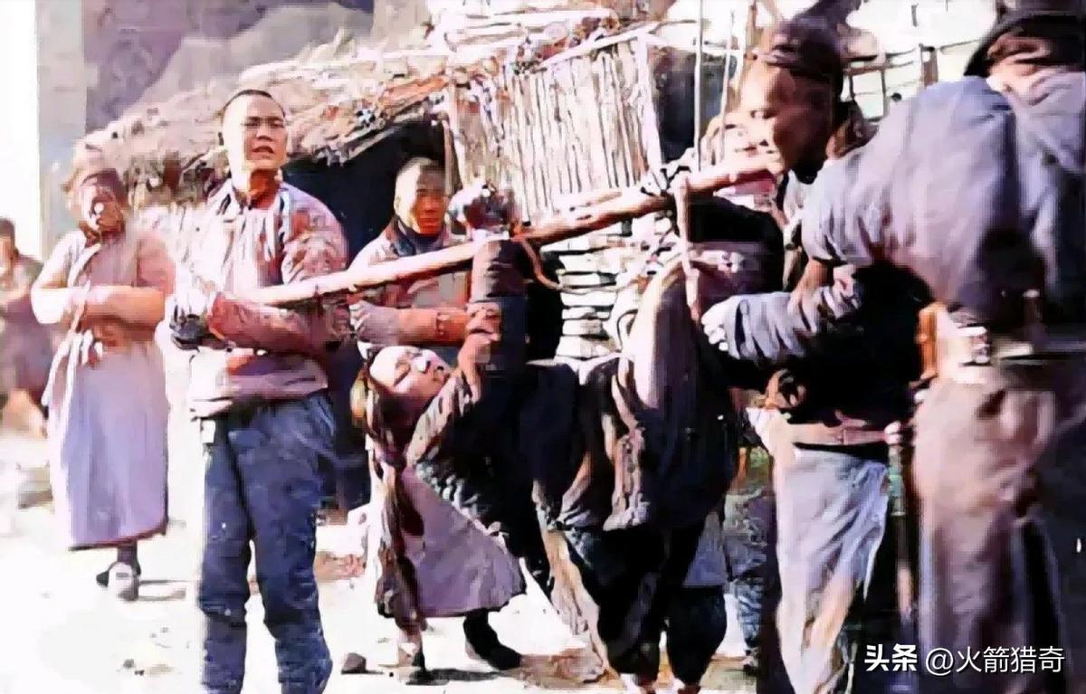 毁三观:旗人格格大腿岔开豪放洗衣,地主三妻四妾不输女明星2