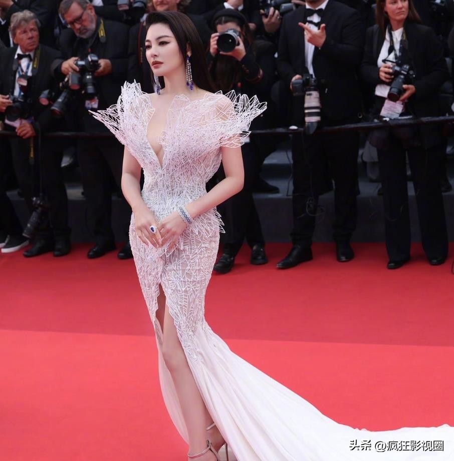 有人穿成玫瑰花，有人真空上阵，戛纳红毯走完了，谁尴尬一目了然
