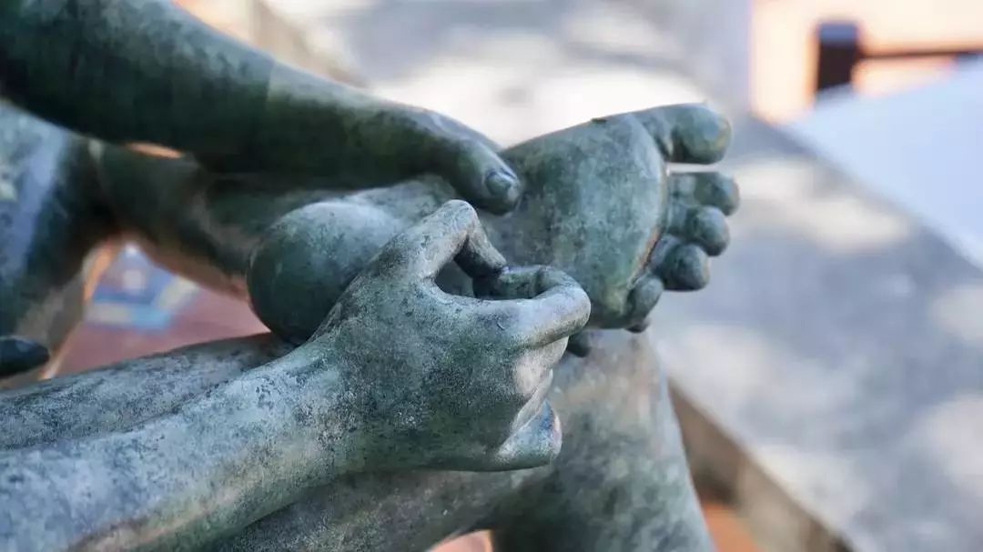 为什么有人喜欢抠手抠脚,为什么抠脚后总是想闻一闻