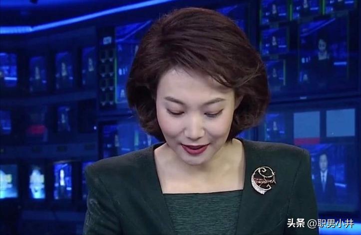 新闻联播主持人怎么站着念稿,新闻联播主持人为什么不低头念稿