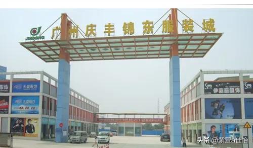 摆地摊卖衣服好还是卖饰品好,乡镇摆地摊卖衣服赚钱吗