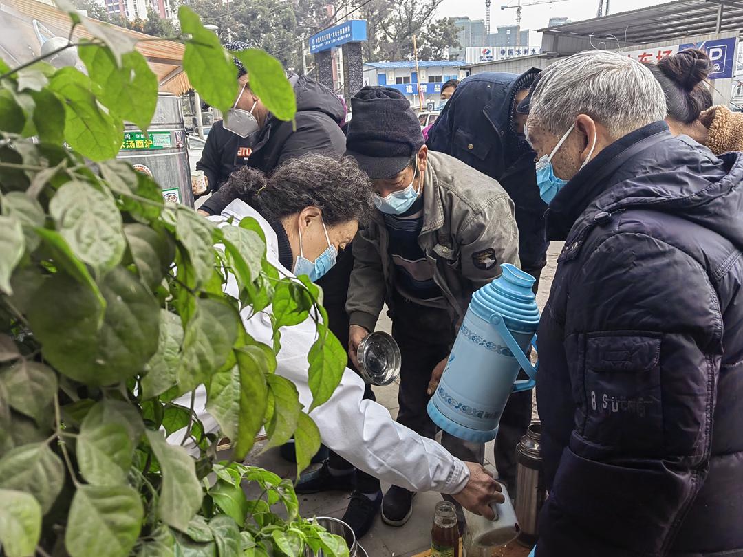 云南一医院熬防疫大锅药免费发放,医院熬防疫大锅药免费发放市民
