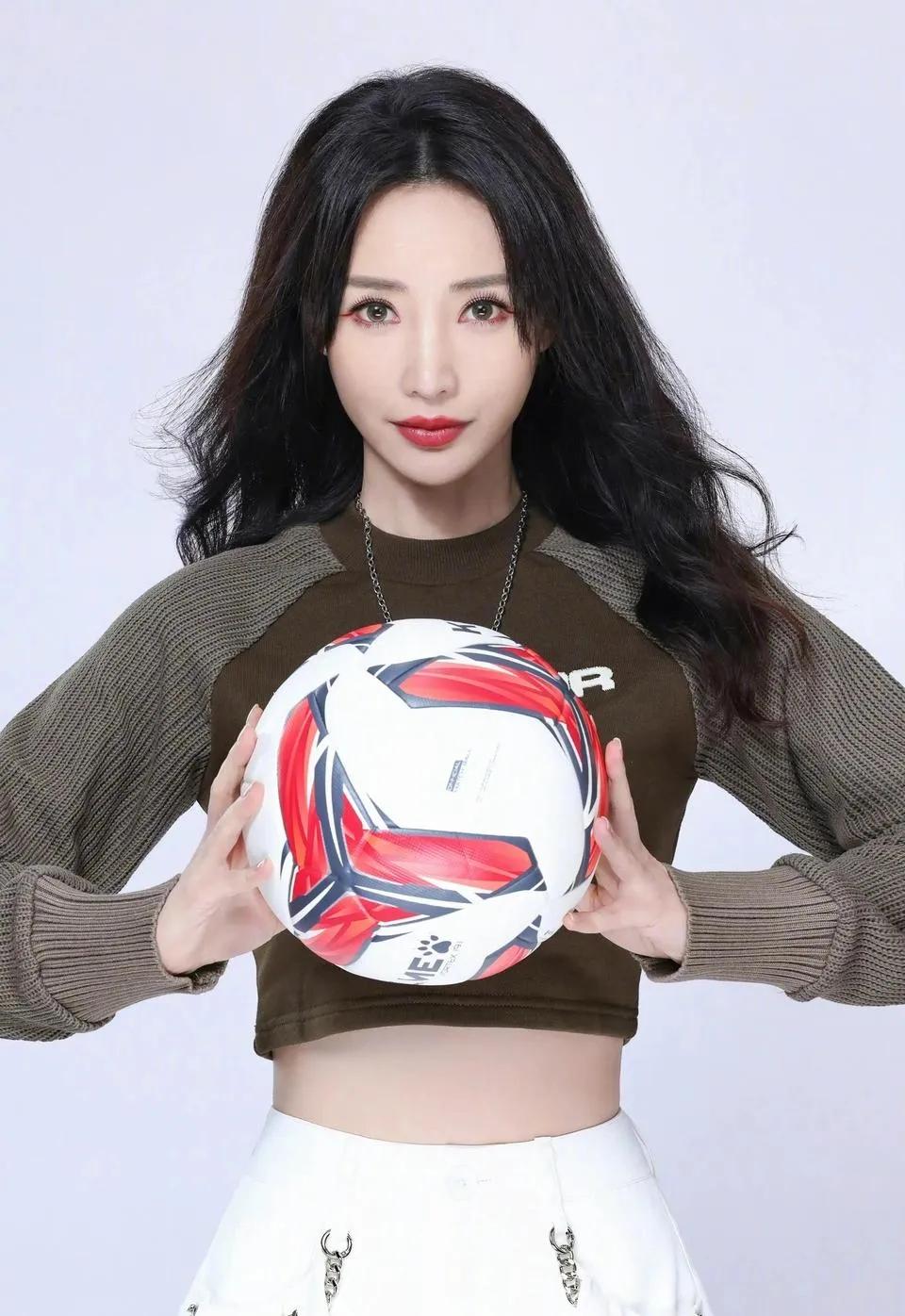 柳岩张馨予领衔变身足球宝贝,世界杯柳岩化身足球宝贝