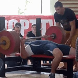 卧推200kg被砸,小伙卧推失误被锁喉过程揪心