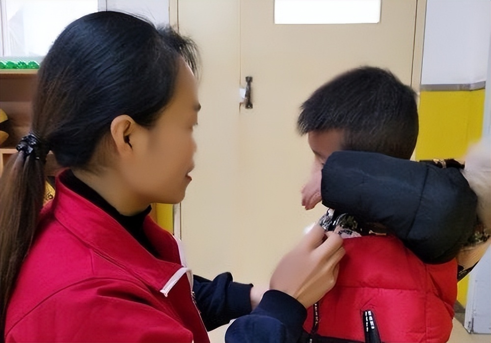 儿子遇校园霸凌遭群欧辱骂,遇到校园霸凌被家长暴打