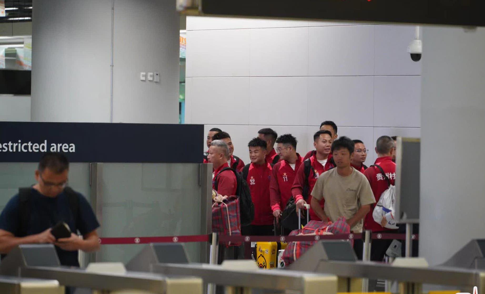 网络上最火的“村超”来港！不少港星高铁站都热情欢迎，气氛热烈