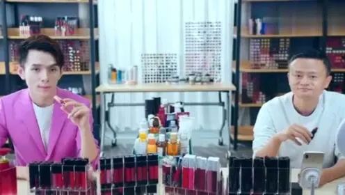 李佳琦:25岁时说赚够2000万就回家,27岁赚了2个亿还没回