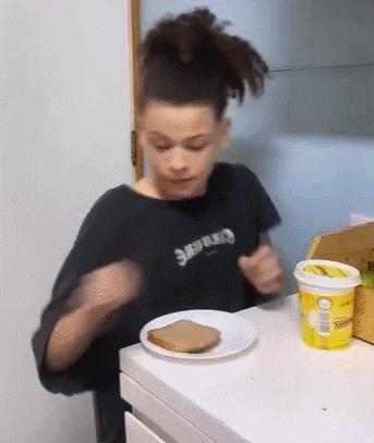 笑死！狗子1个蛋上被蚊子咬了8个包，成巨蛋小子了！