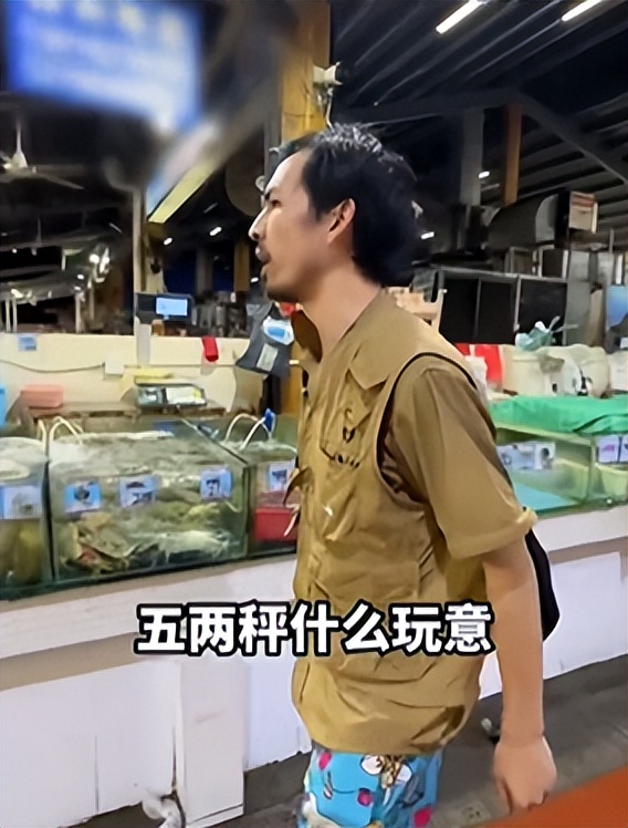 一个人干翻三亚海鲜所有商户，怕被人砍，男子买了200万意外险！