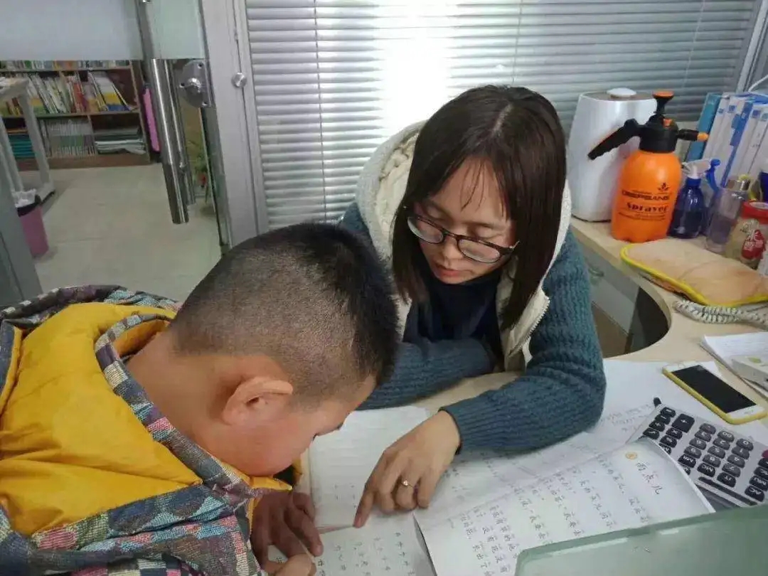 爸爸辅导作业摔断尾椎骨,父亲辅导孩子作业气晕