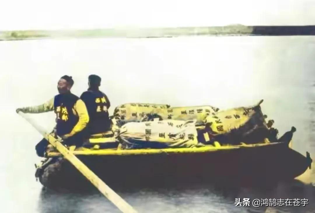 清末老照片地主婆叼着烟坐姿霸气,清末士绅高清老照片