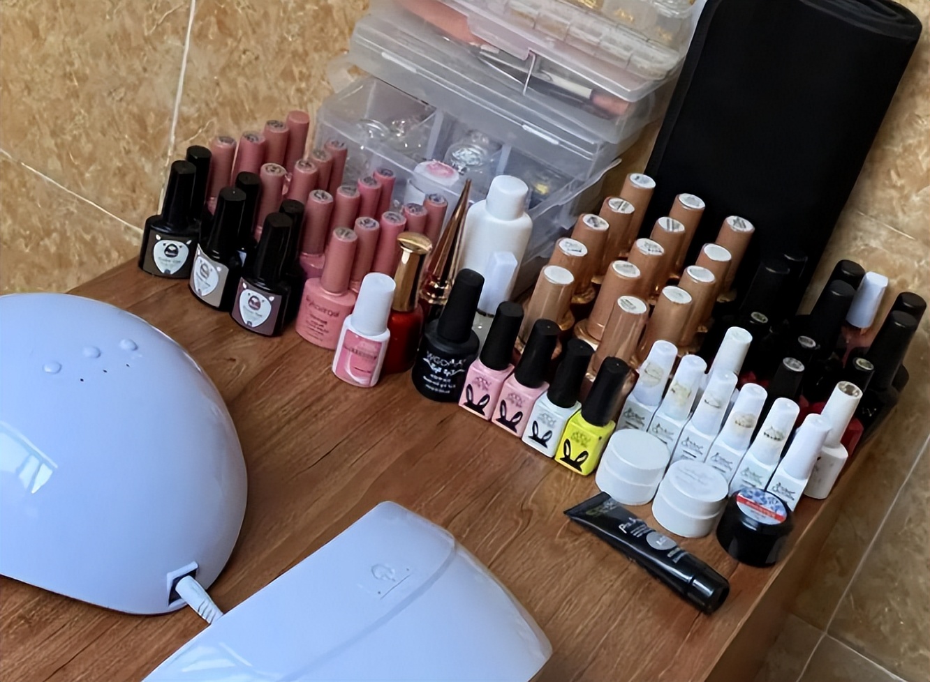 00后做美甲月收入过万,00后女生宿舍做美甲月入过万